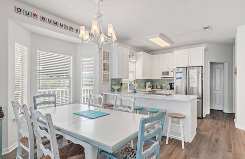 Clipper Cove House | ☀Crystal Beach~Community Pool~Pet Friendly~3BR Our Summer House🌅