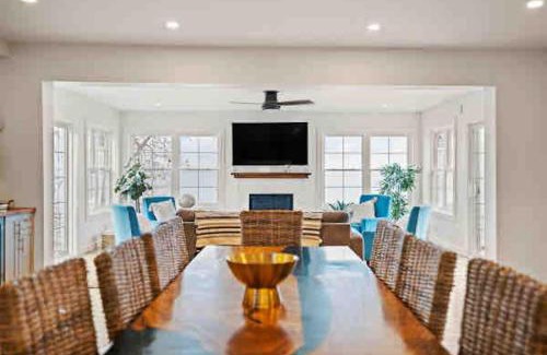 Crystal Beach House | Crystal Beach Executive Waterfront Lakehouse