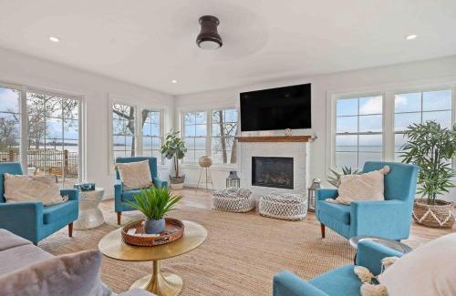 Crystal Beach House | Crystal Beach Executive Waterfront Lakehouse