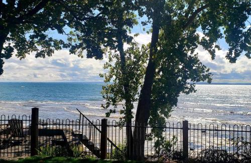 Crystal Beach House | Crystal Beach Executive Waterfront Lakehouse