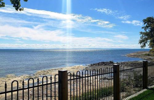 Crystal Beach House | Crystal Beach Executive Waterfront Lakehouse