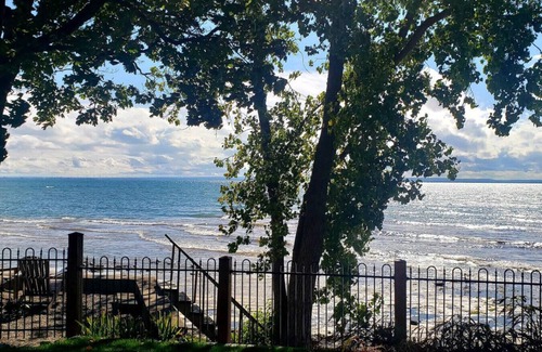 Crystal Beach House | Crystal Beach Executive Waterfront Lakehouse