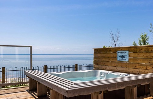 Crystal Beach House | Crystal Beach Executive Waterfront Lakehouse