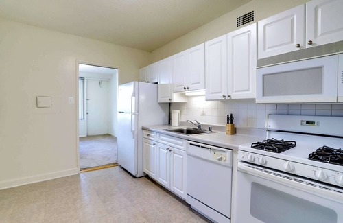 Aurora Highlands Apartment | Crystal City Apt | Gym & Prime Location