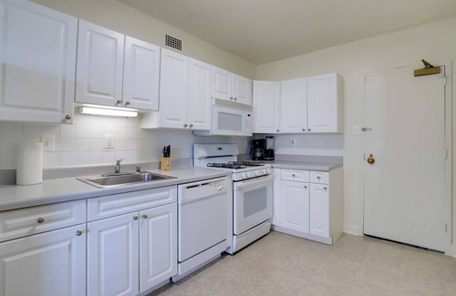 Aurora Highlands Apartment | Crystal City Apt | Gym & Prime Location