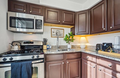 Aurora Highlands Apartment | Crystal City Boutique Flats/Free Parking