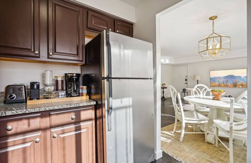 Aurora Highlands Apartment | Crystal City Boutique Flats/Free Parking