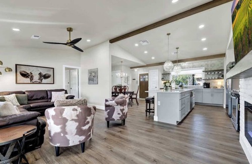 Fredericksburg House | Crystal Cow Haus Luxury Home-Pool-HotTub-Near Main