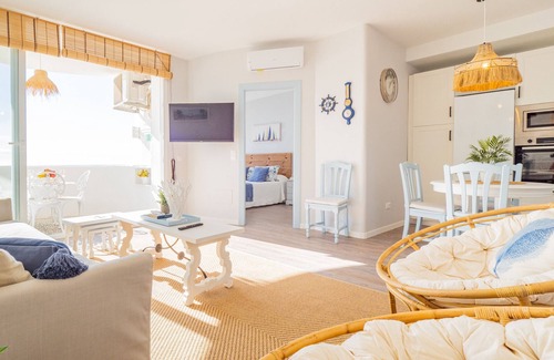 Calahonda Apartment | Cubo’s La Bambera First Line Beach/sea views/free wifi