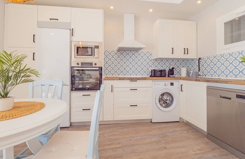 Calahonda Apartment | Cubo’s La Bambera First Line Beach/sea views/free wifi