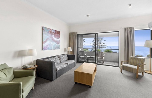 Lorne Apartment | Cumberland Lorne fully self-contained, two bedroom ocean view apartment