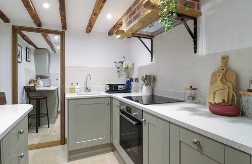 Wendover Cottage | CURIOSITY COTTAGE, pet friendly, with open fire in Wendover