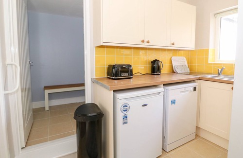 Snettisham Cottage | CURLEW COTTAGE, family friendly, with a garden in Snettisham