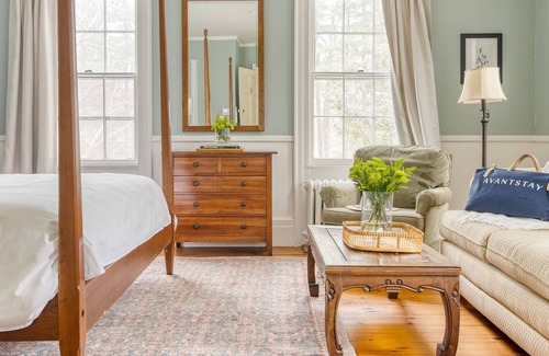 Egremont House | Curtis Room at Egremont Village Inn by AvantStay | Live Music & Bar