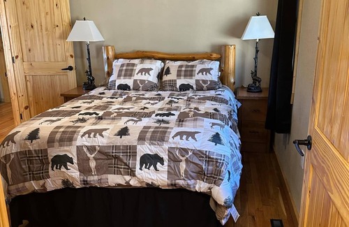 Eminence Cabin | Custom 3-bedroom lodge with AC, WiFi in wonderful Eminence