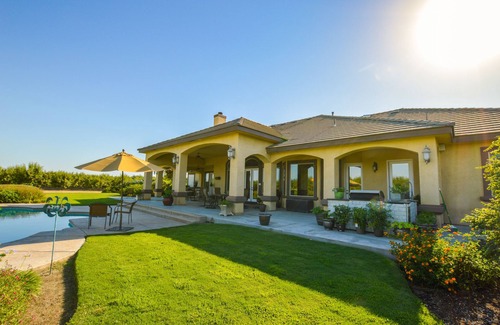 Hanford House | Custom country