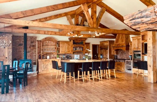 Big Bear City House | ❤️Custom Rustic Ranch in🐻Hot Tub🧖♀️Cold Tank🥶BBQ🍔Theatre📽Pool🎱Library📚Games🎯🏀♠️🎤Gym💪
