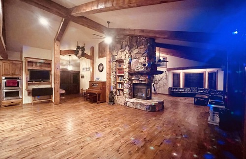 Big Bear City House | ❤️Custom Rustic Ranch in🐻Hot Tub🧖♀️Cold Tank🥶BBQ🍔Theatre📽Pool🎱Library📚Games🎯🏀♠️🎤Gym💪