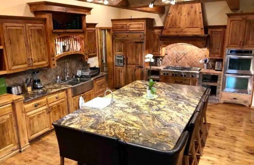 Big Bear City House | ❤️Custom Rustic Ranch in🐻Hot Tub🧖♀️Cold Tank🥶BBQ🍔Theatre📽Pool🎱Library📚Games🎯🏀♠️🎤Gym💪