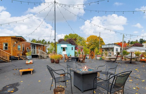 Kerns House | ❤️Custom Tiny w/ Vineyard Vibes, Firepit, Kitchen, Next to PDX's Best Eat✨