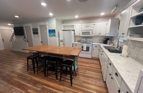 Emerald Isle House | Cute 2-bedroom home in Emerald Isle w/free beach parking, golf cart included.