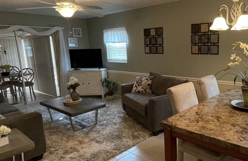 North Sarasota Villa | Cute 2 Bedroom Villa/Unit. Close to Siesta & Lido Beach & Sarasota Airport.