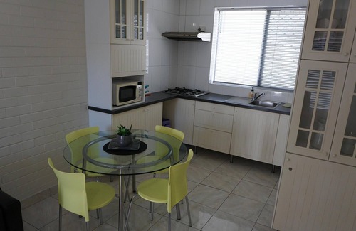Jolimont Apartment | Cute and affordable park side accommodation