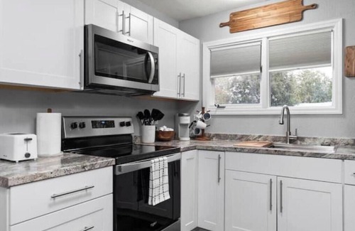 Turnagain Apartment | Cute and cozy updated apartment in Midtown [4]