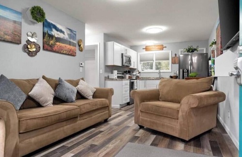 Turnagain Apartment | Cute and cozy updated apartment in Midtown [4]