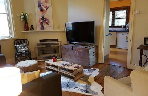 Orange House | Cute Cottage On Byng - Walk To Town And Pet Friendly