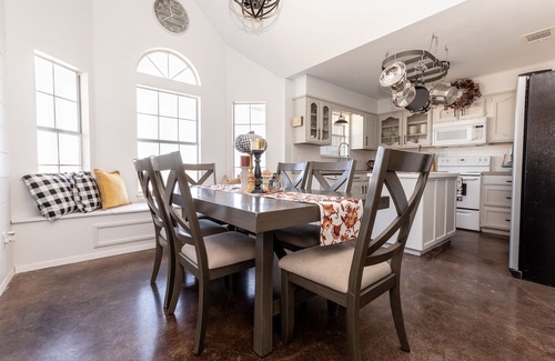 Crawford House | Cute Country Home Minutes From Magnolia & Baylor