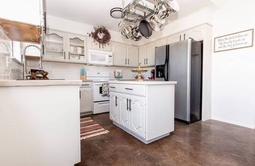 Crawford House | Cute Country Home Minutes From Magnolia & Baylor