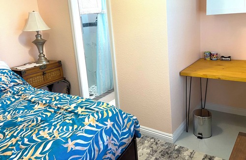 Port Hueneme Cabin | Cute little guest room/separate cottage close to Beach!