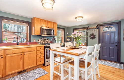 Walloon Lake Cabin | Cute Log Cabin! Fall Color Dates Open! Hot Tub! Walloon Lake! Waterpark!