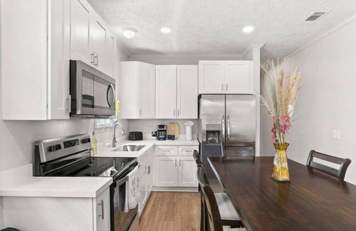 Bayou St. John House | Cute Pool + Porches on Greenway near FQ, Streetcar, Cute & Bright 3BR on Greenway!