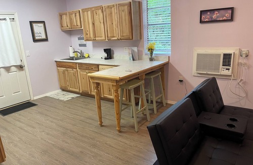 Holly Hill House | CUTE PRIVATE 1 BEDROOM HOUSE 1.5 MILES FROM BEACH
