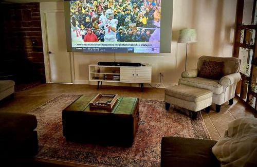 Valley View House | CVNP & Chill I Movie Projector I Awesome Backyard