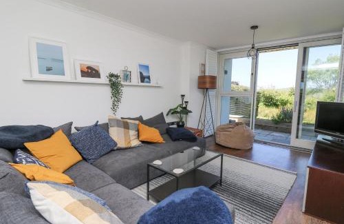 Newport House | Cysgod Y Garn