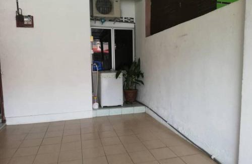 Banting House | D'Haja 5 KLIA Sepang with Free Wi-Fi & 3 Airconds