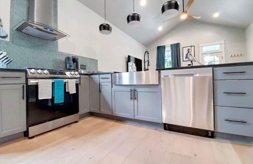 Fletcher Place House | D-town Indy w/HotTub,FirePit