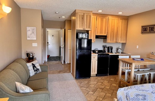 Lincoln Condo | D116 · Lovely studio with beautiful view of loon Mountain