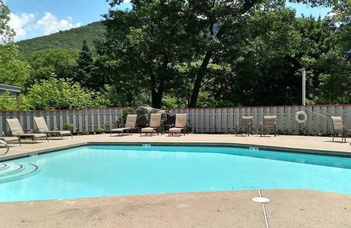 Lincoln Condo | D116 · Lovely studio with beautiful view of loon Mountain