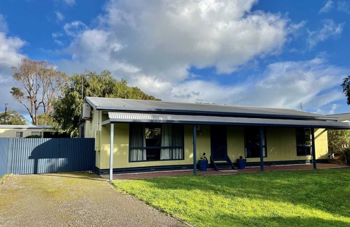 Waterhouse House | Da Ja Surf - Pet Friendly outside