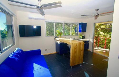 Samara House | Dahlia Penthouse Beach Getaway, Stunning Views!