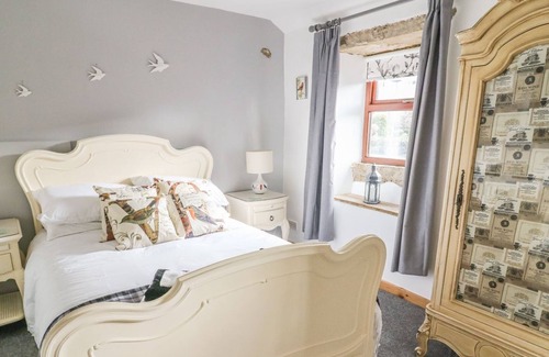 Kelbrook Cottage | DAISY COTTAGE, with open fire in Kelbrook