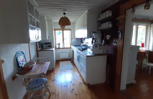 Bjursas Cottage | Dala cottage with stunning views near forest and lake