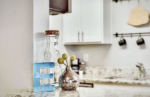 Old East Dallas Apartment | Dallas Boutique Flat + ARBORETUM TICKETS INCLUDED