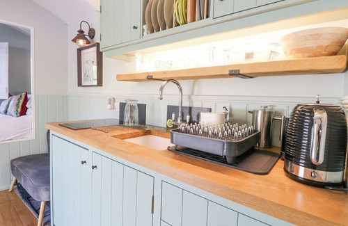 Badwell Ash Cottage | DAMSEL SHEPHERDS HUT, romantic, with hot tub in Badwell Ash