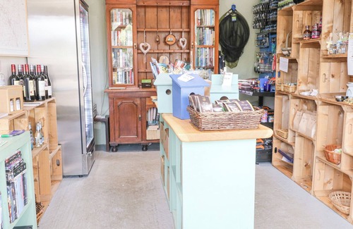 Badwell Ash Cottage | DAMSEL SHEPHERDS HUT, romantic, with hot tub in Badwell Ash