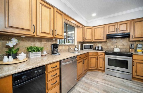 Southside House | ~Dapper Duck Sleeps 12 Heated Pool & Billiards~